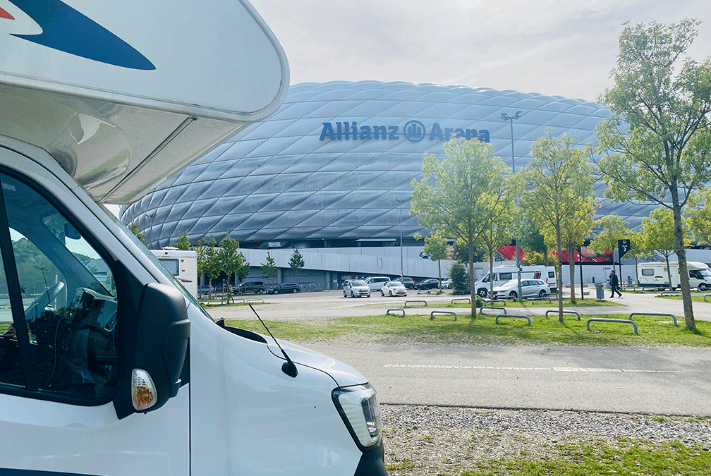 Wohnmobil vor Allianz Arena