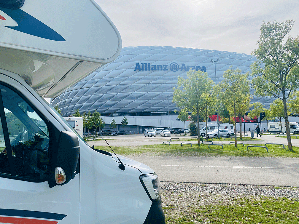 Wohnmobil vor Allianz Arena