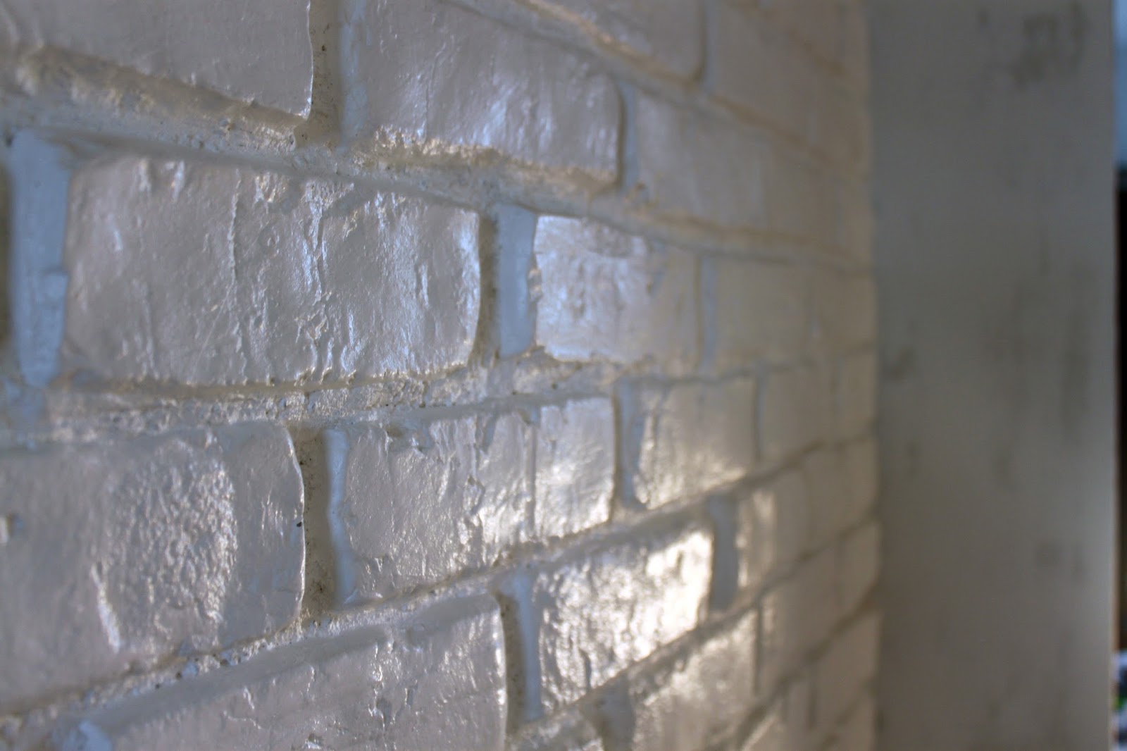 Weiße Backsteinwand