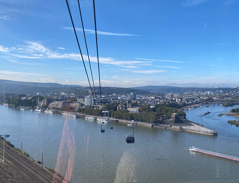 Blick aus der Seilbahn auf den Rhein und das Deutsche Eck