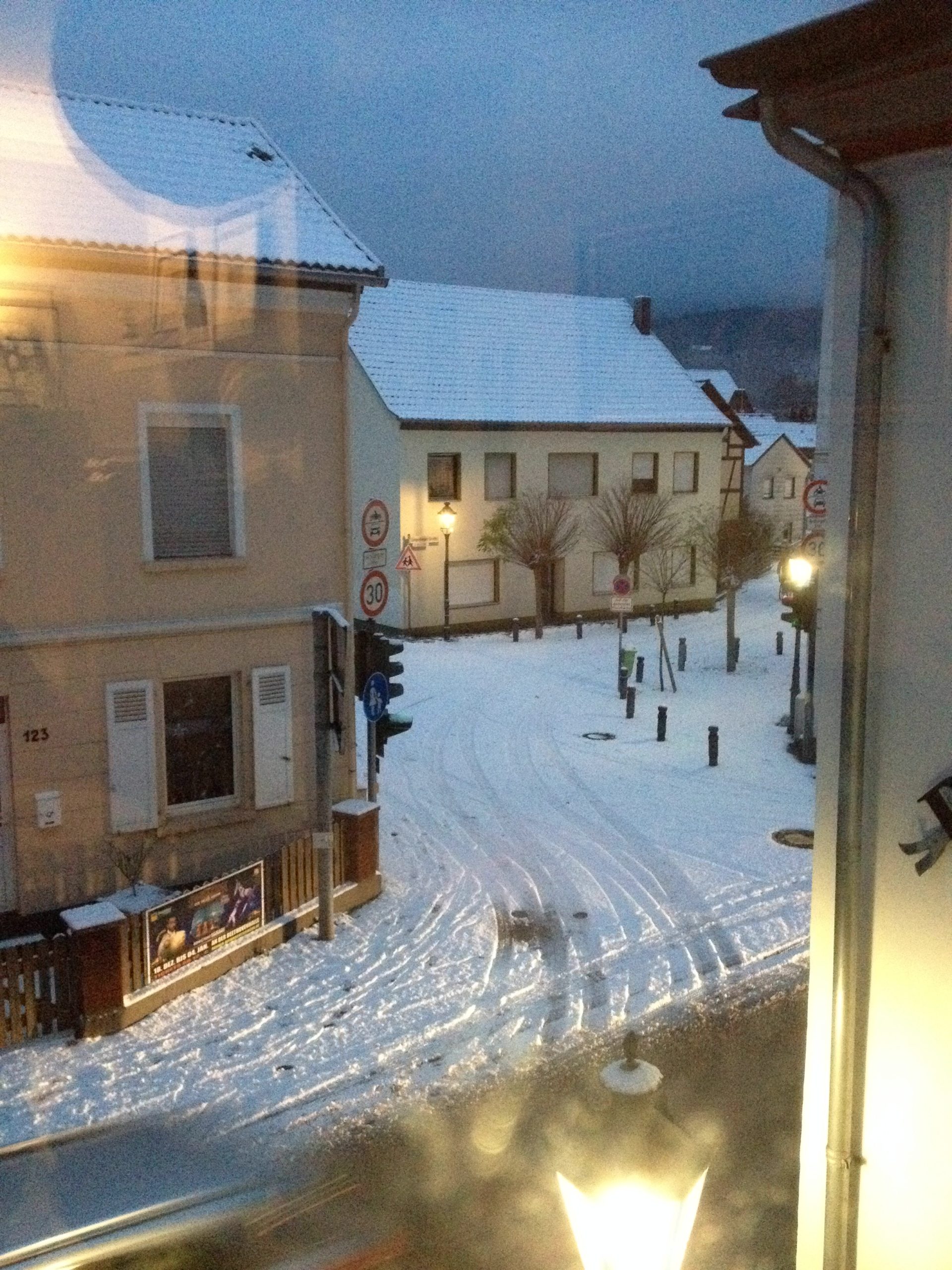 Verschneite Dorfstraße