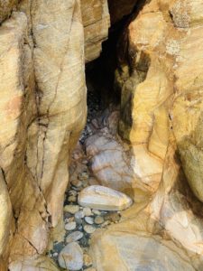 Quiberon Felsspalte mit Wasser