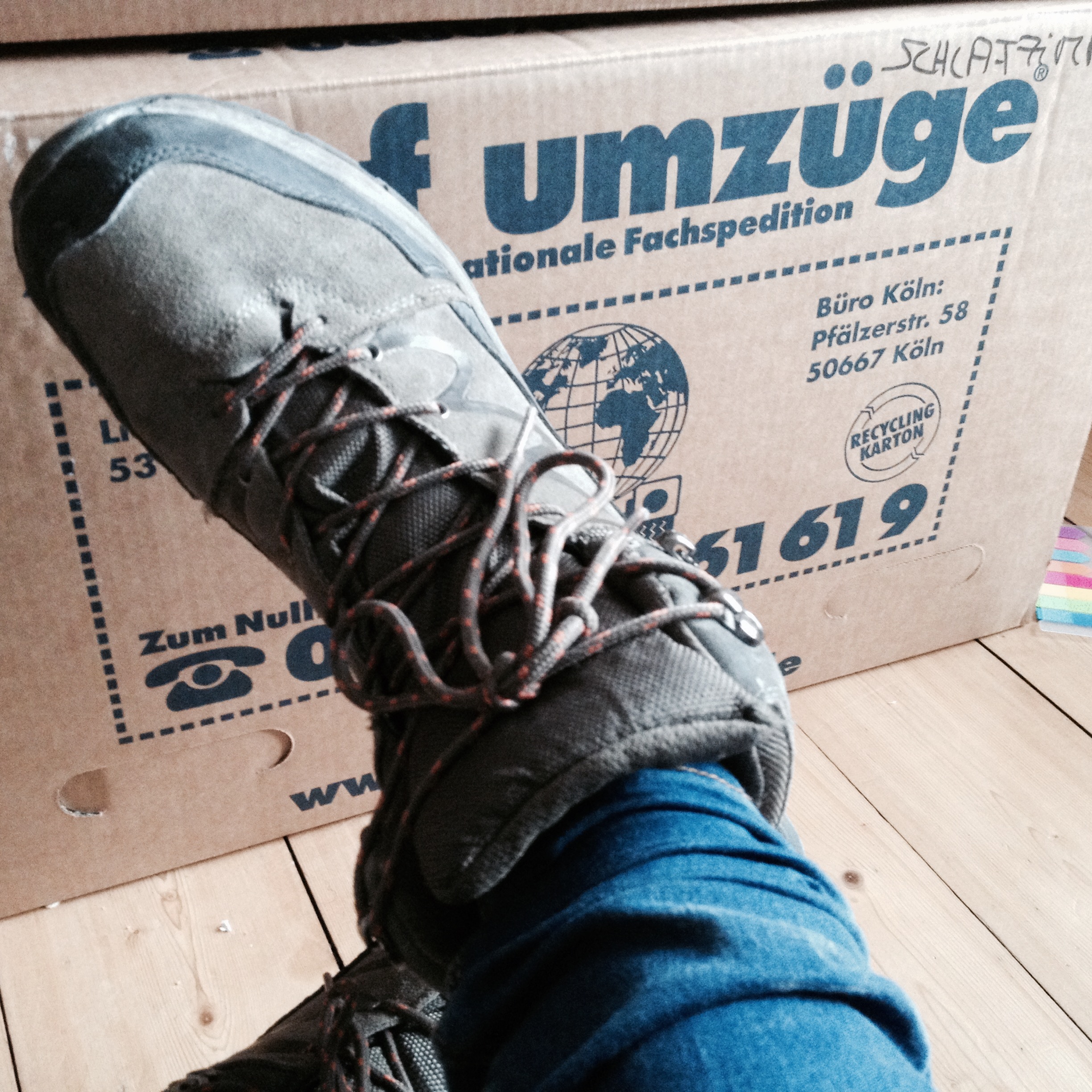 Umzugskarton und Arbeitsschuh