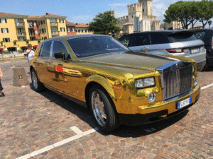 Goldenes Auto