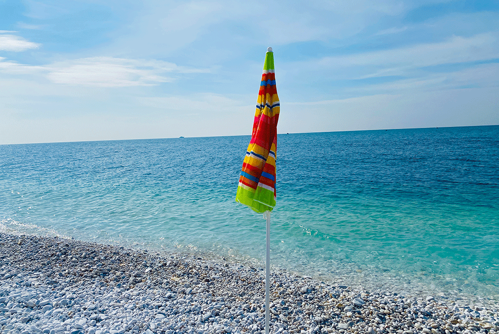 Geschlossener Sonnenschirm am Meer