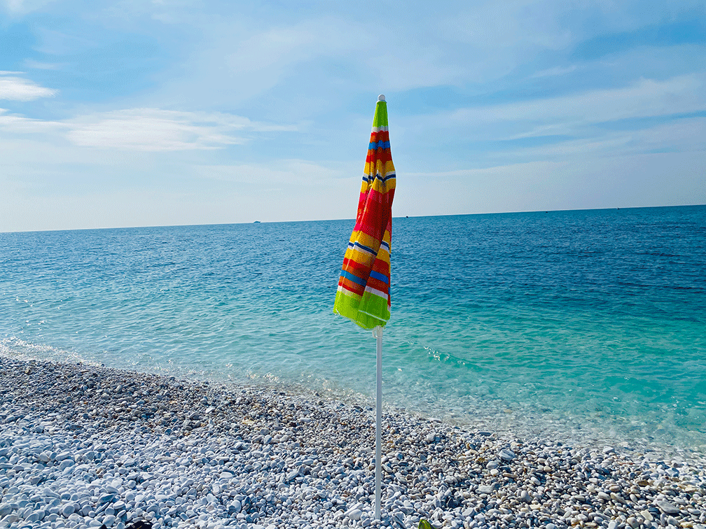 Geschlossener Sonnenschirm am Meer