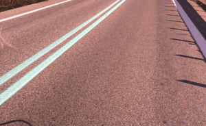 Roter Asphalt auf der Autobahn