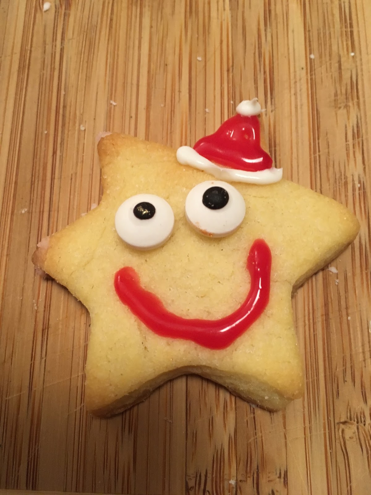 Sternplätzchen mit Weihnachtsmütze