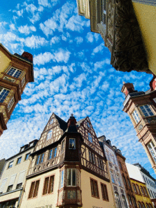 Die Vier Türme in Koblenz unter blauem Himmel